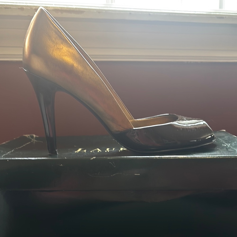 Elegant Black and Gold Women's Pumps